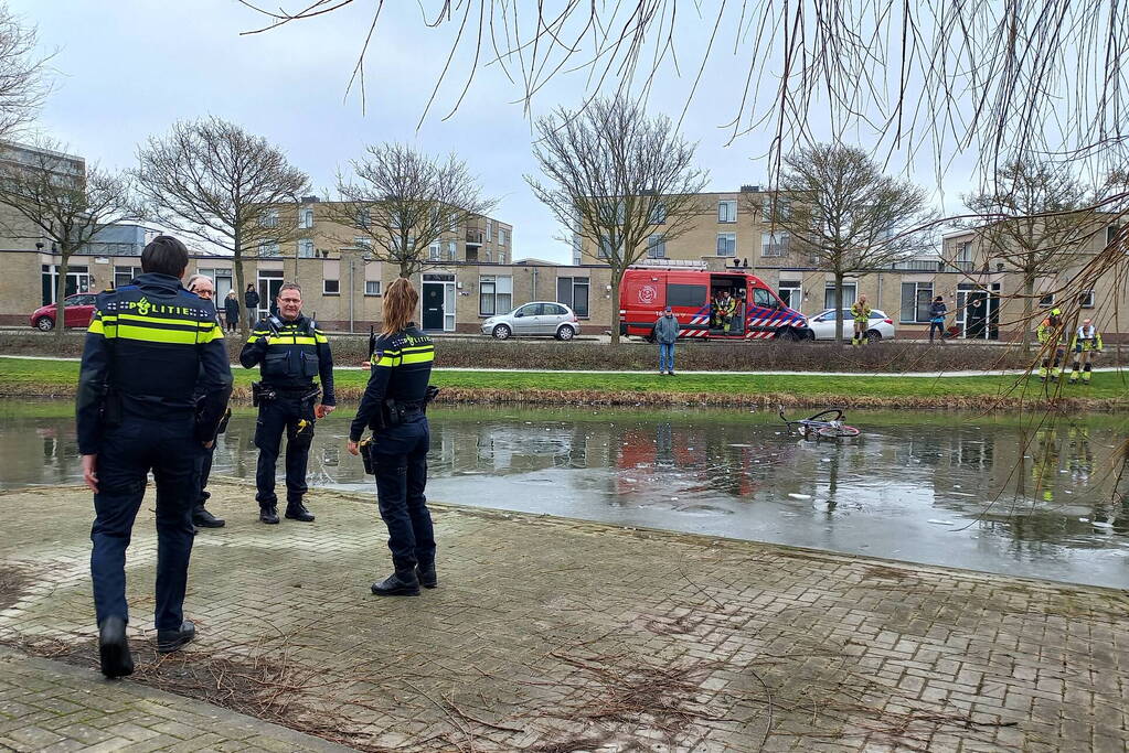 Fiets op ijs zorgt voor brandweerinzet