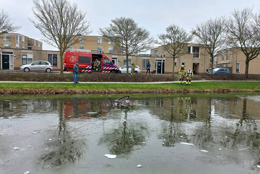 Fiets op ijs zorgt voor brandweerinzet