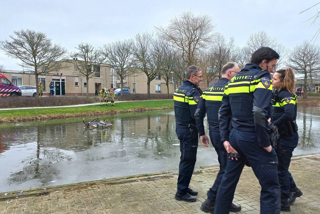 Fiets op ijs zorgt voor brandweerinzet