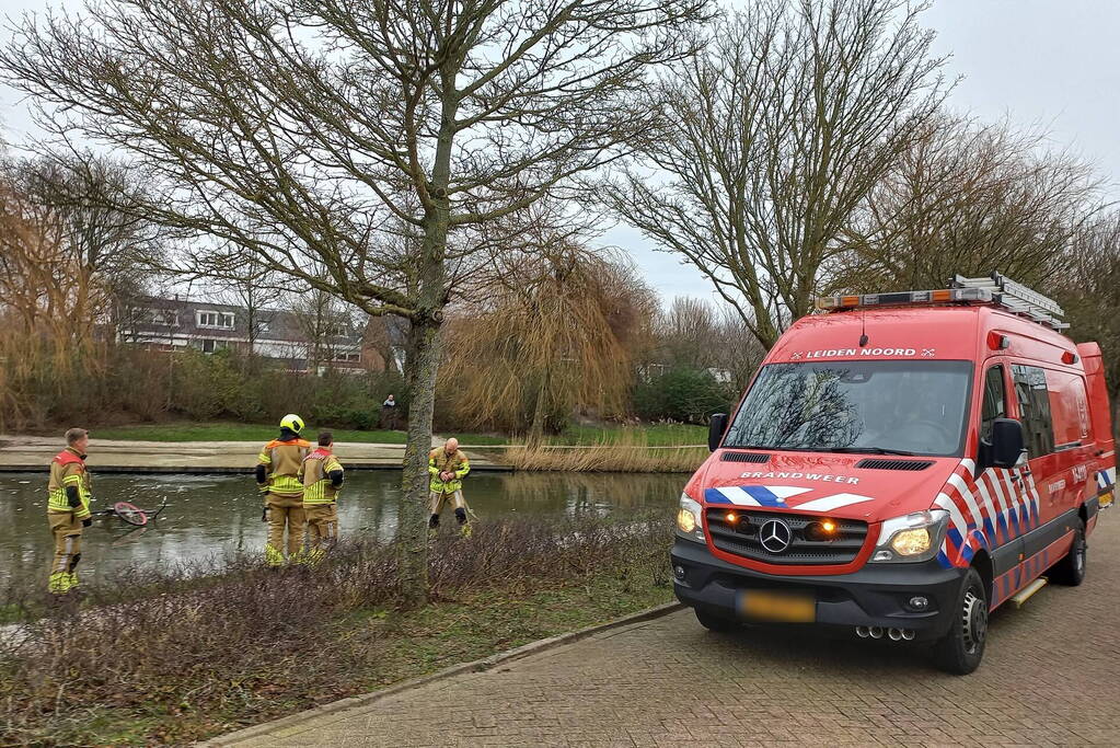 Fiets op ijs zorgt voor brandweerinzet