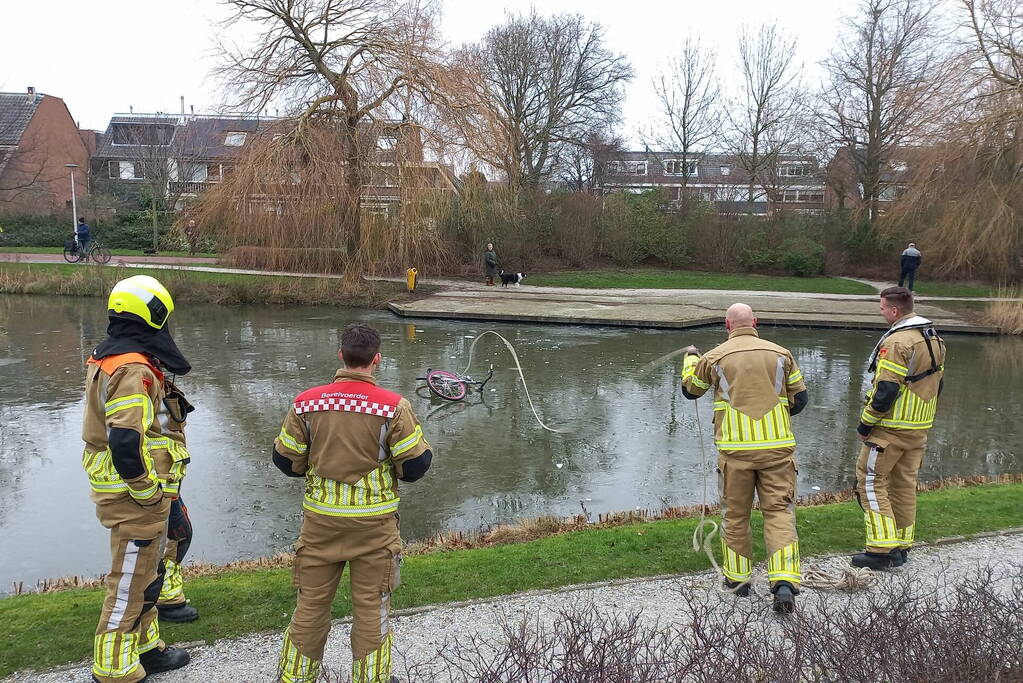 Fiets op ijs zorgt voor brandweerinzet