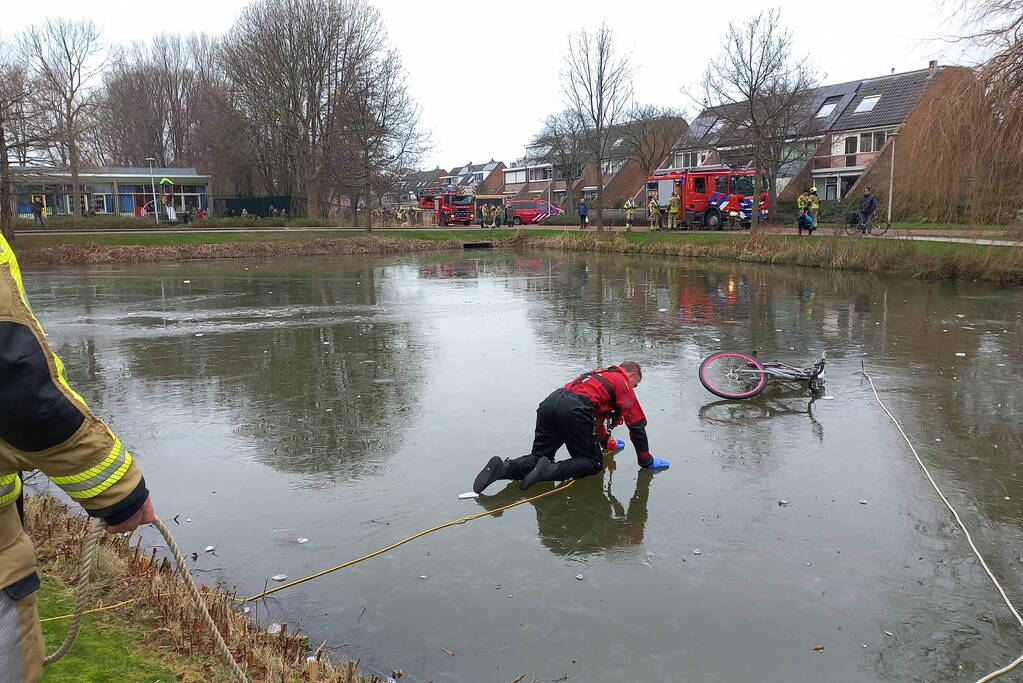 Fiets op ijs zorgt voor brandweerinzet