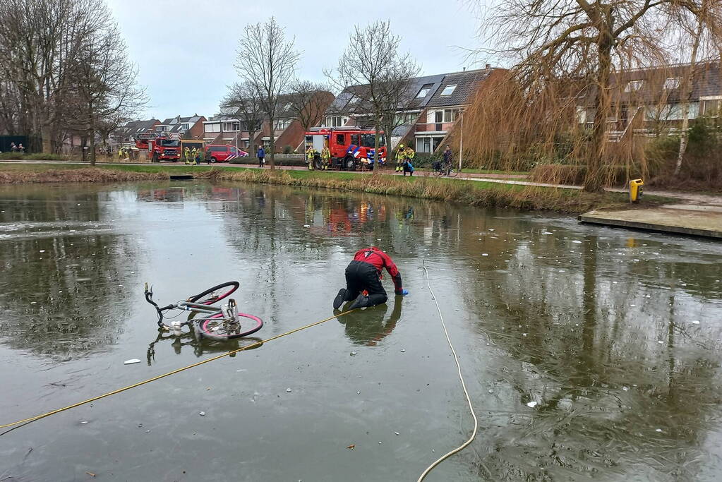 Fiets op ijs zorgt voor brandweerinzet