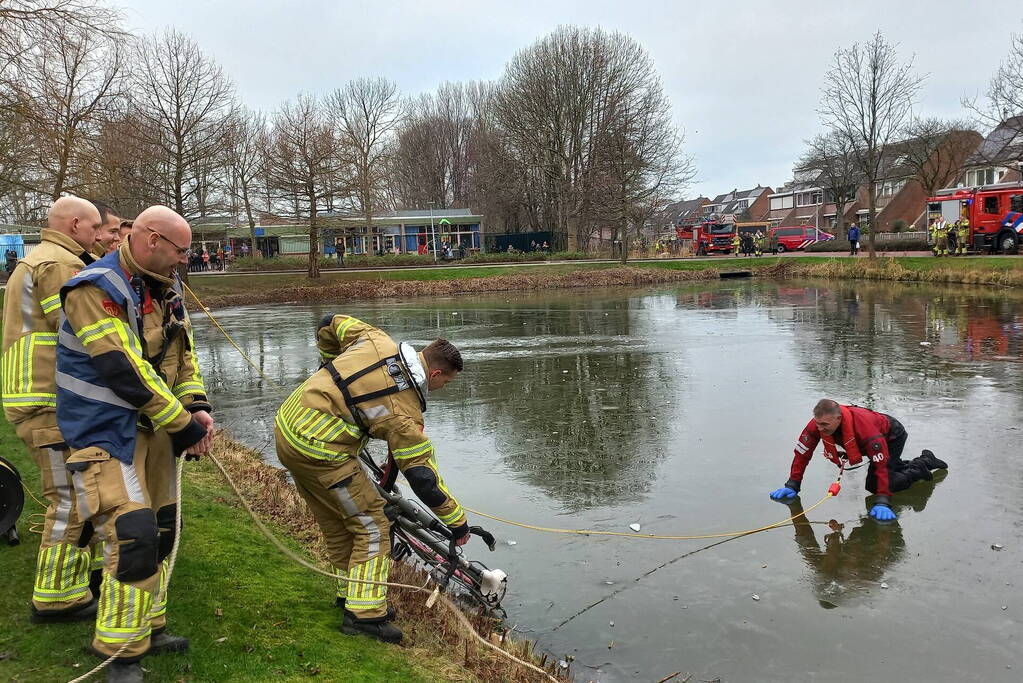 Fiets op ijs zorgt voor brandweerinzet