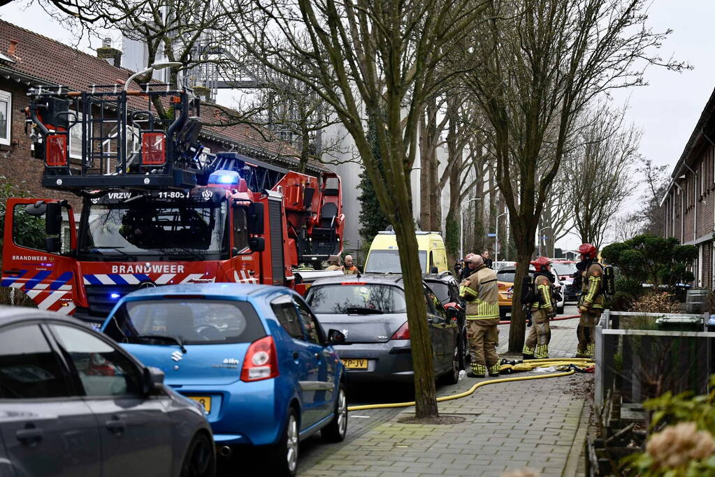 Zwaargewonde bij brand in woning