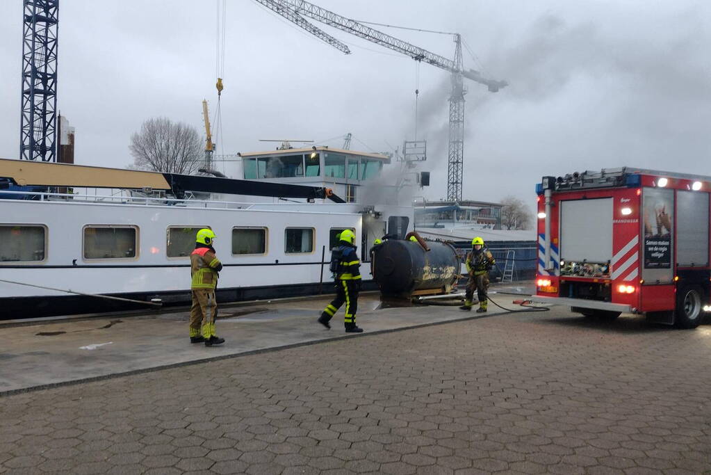 Flinke brand in machinekamer van binnenvaartschip