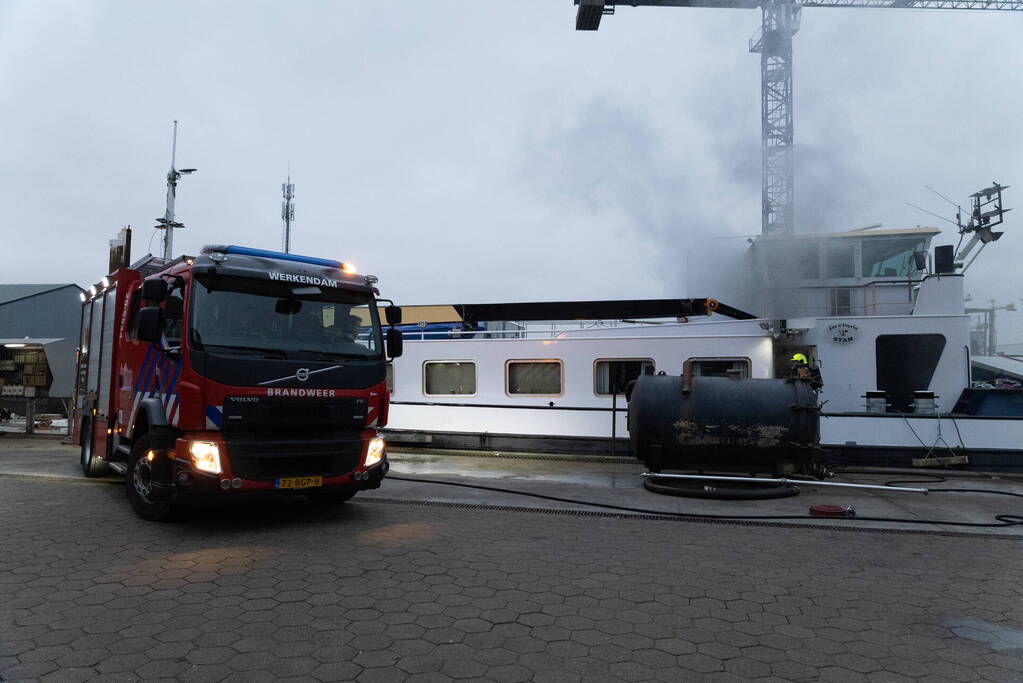 Flinke brand in machinekamer van binnenvaartschip