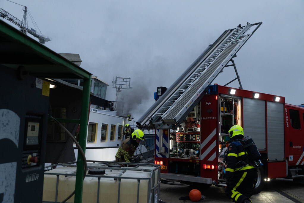 Flinke brand in machinekamer van binnenvaartschip