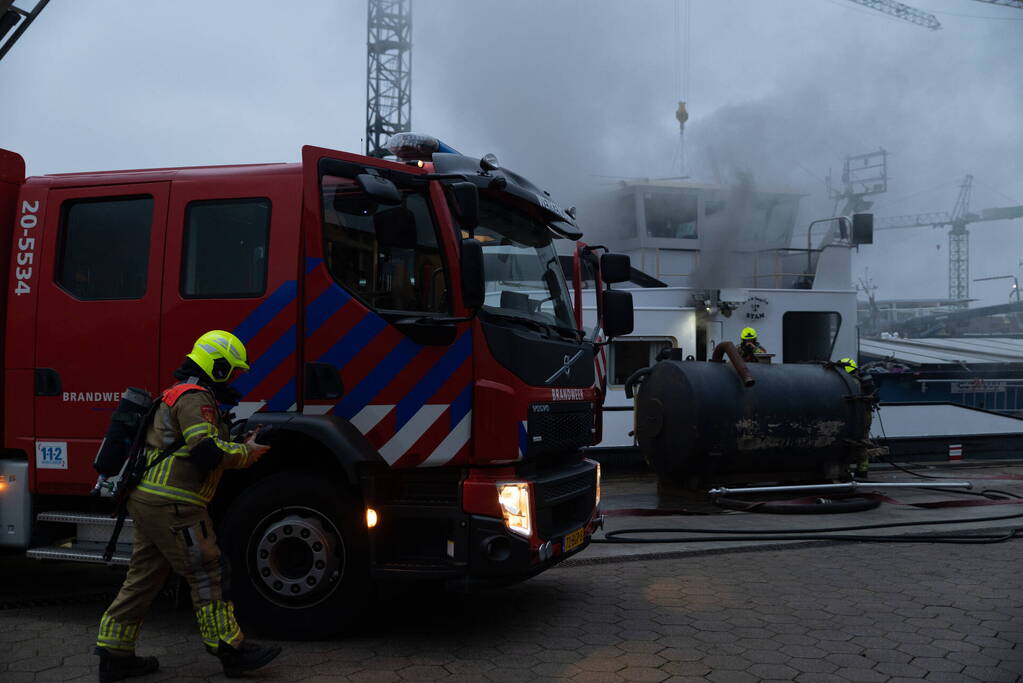 Flinke brand in machinekamer van binnenvaartschip