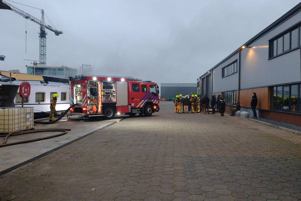 Flinke brand in machinekamer van binnenvaartschip