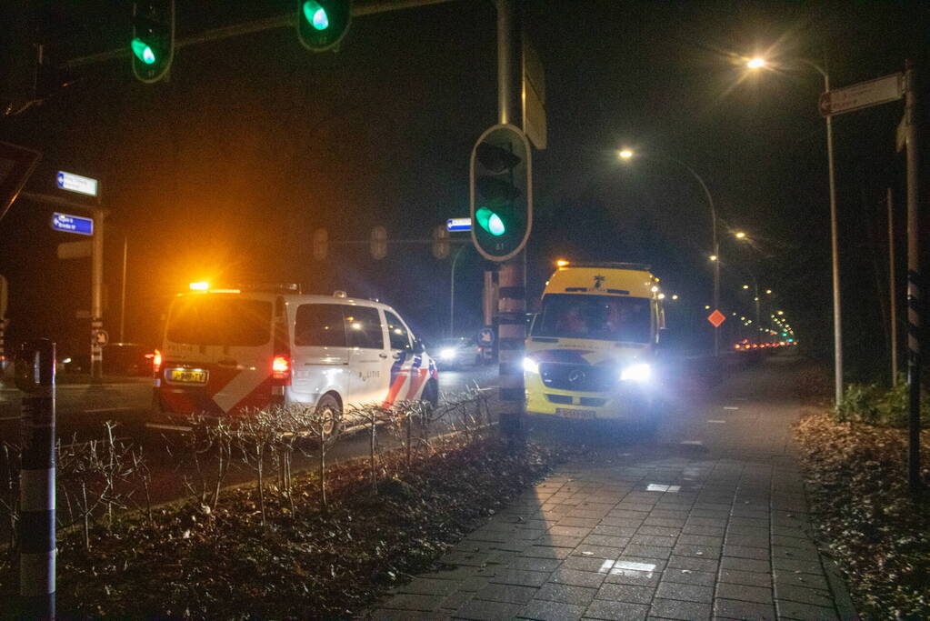 Fietser rijdt door rood en wordt aangereden