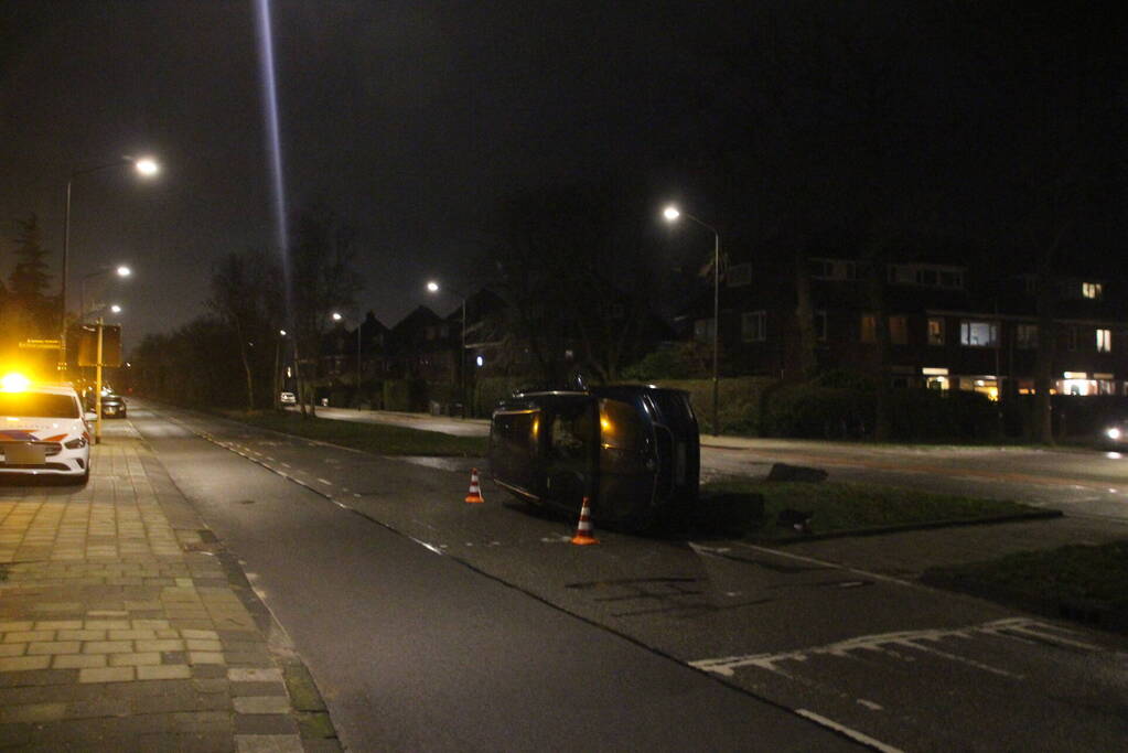 Auto belandt op zijkant na ongeval