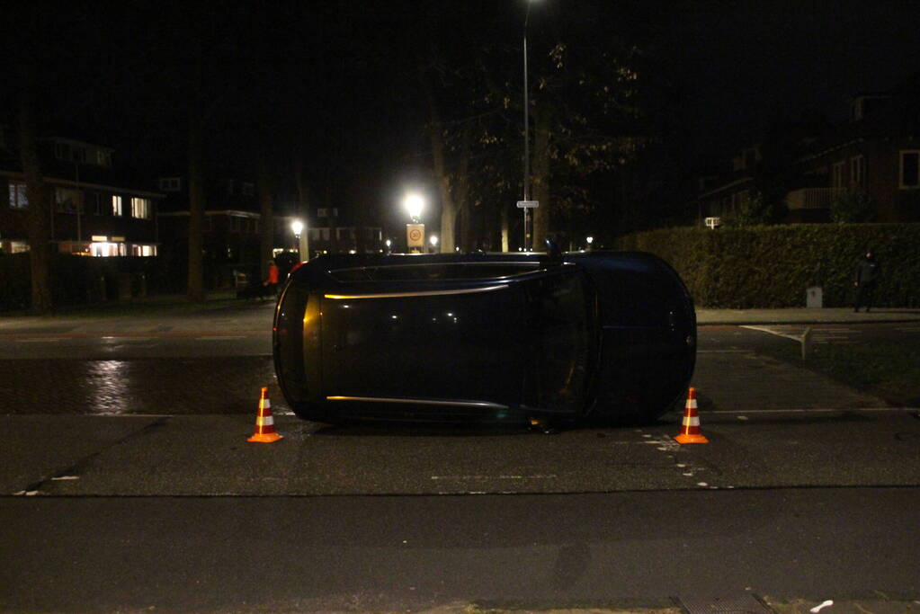 Auto belandt op zijkant na ongeval