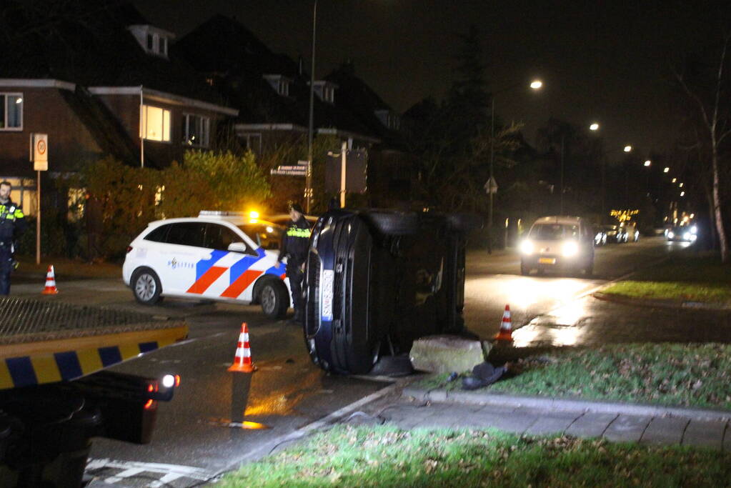 Auto belandt op zijkant na ongeval