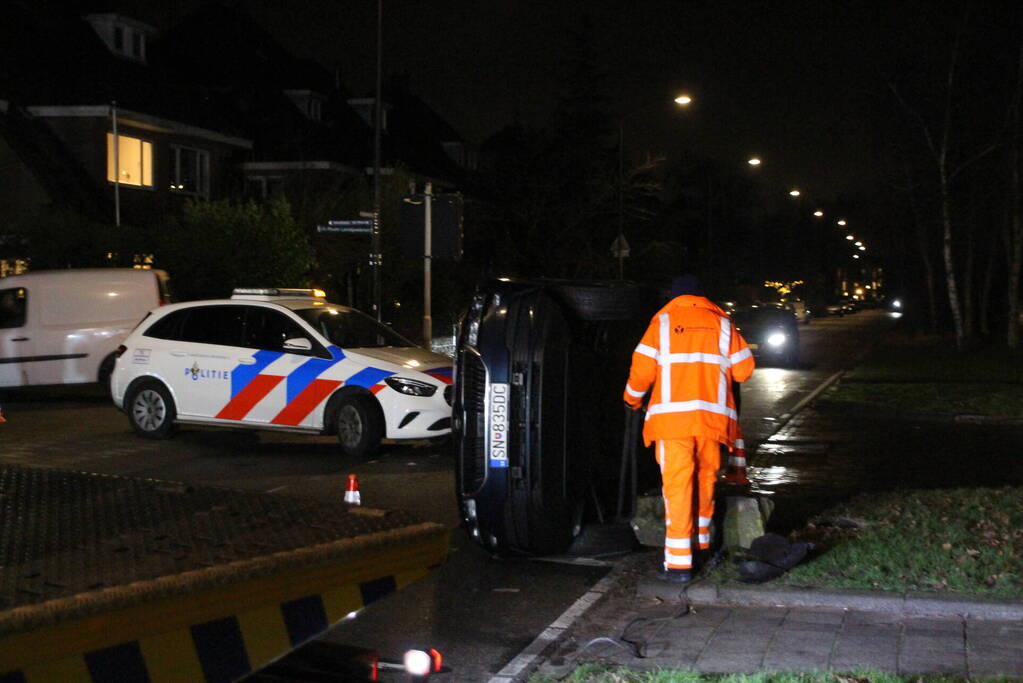 Auto belandt op zijkant na ongeval