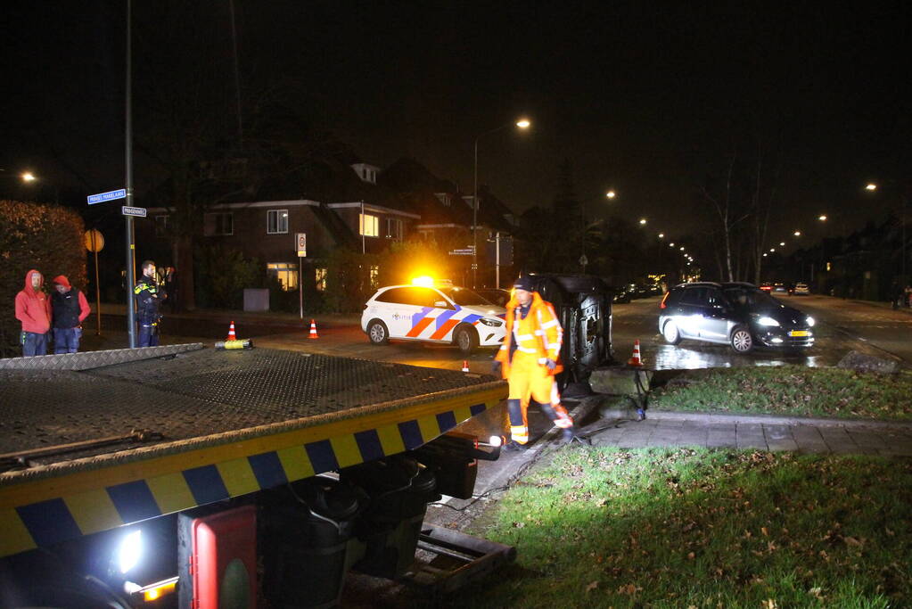 Auto belandt op zijkant na ongeval