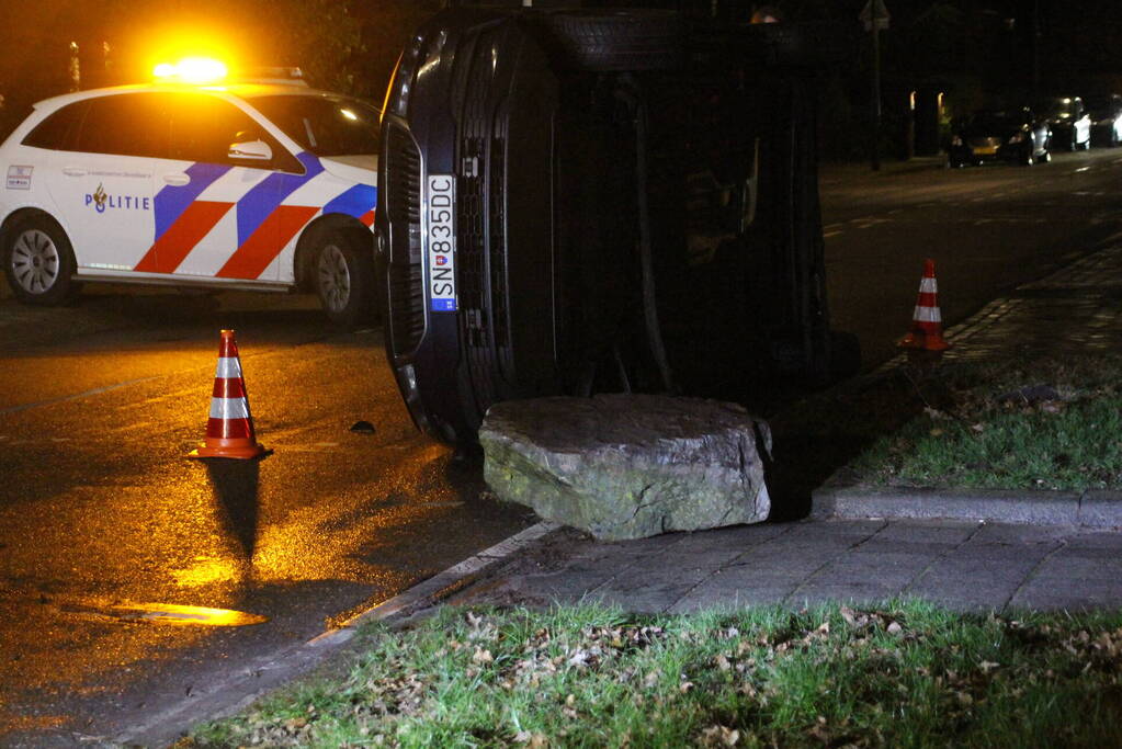 Auto belandt op zijkant na ongeval