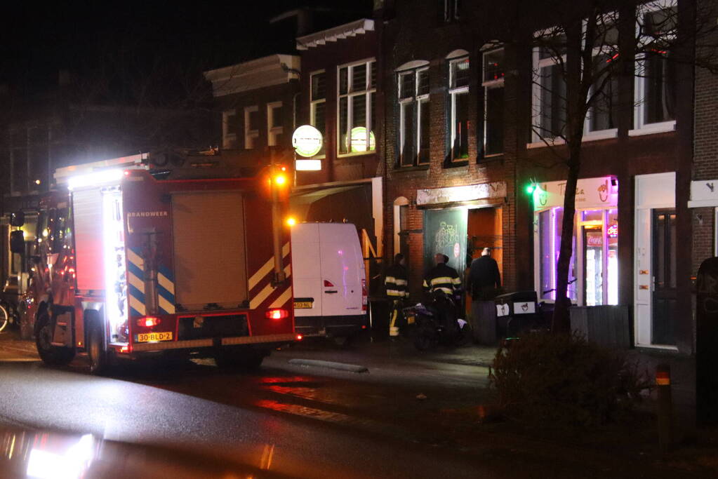 Water stroomt van etage af door lekkage