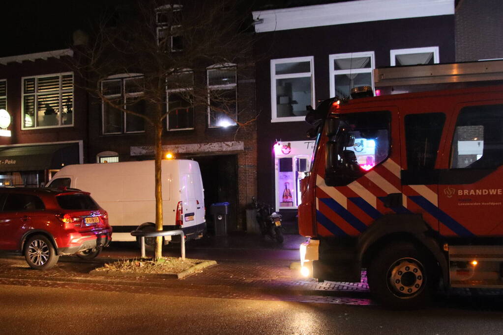 Water stroomt van etage af door lekkage