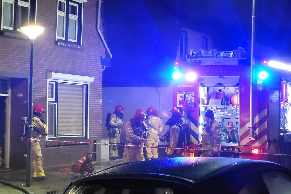 Flinke rookontwikkeling bij woningbrand, brandweer redt hond