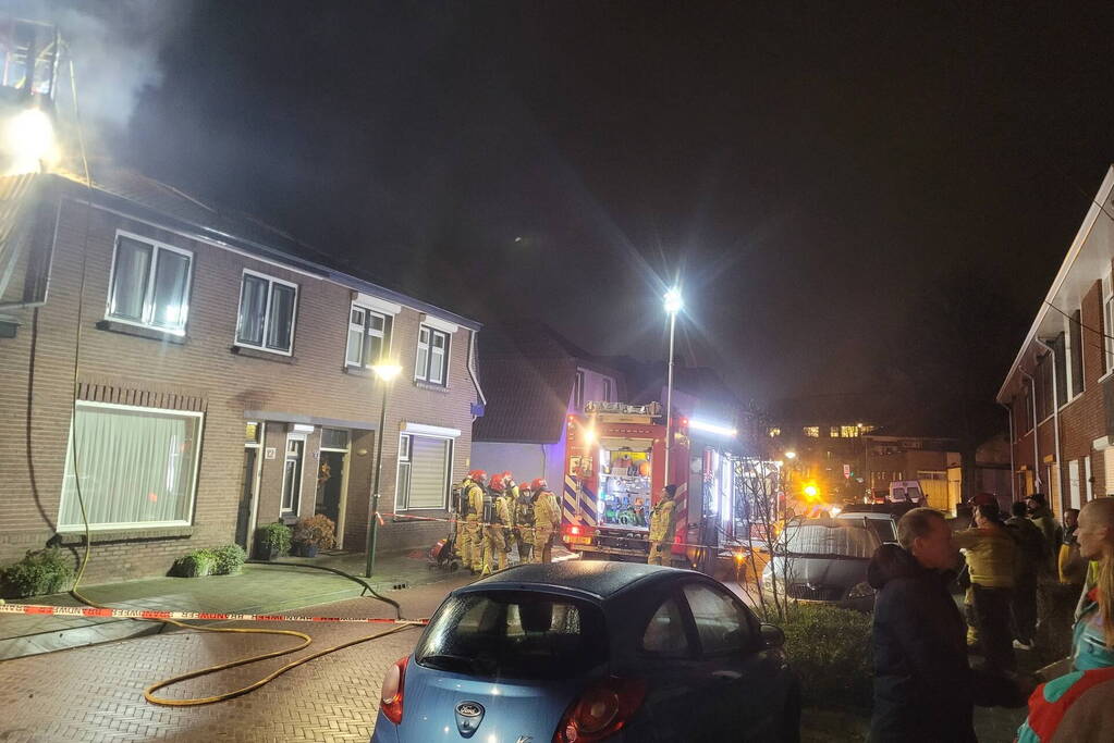 Flinke rookontwikkeling bij woningbrand, brandweer redt hond