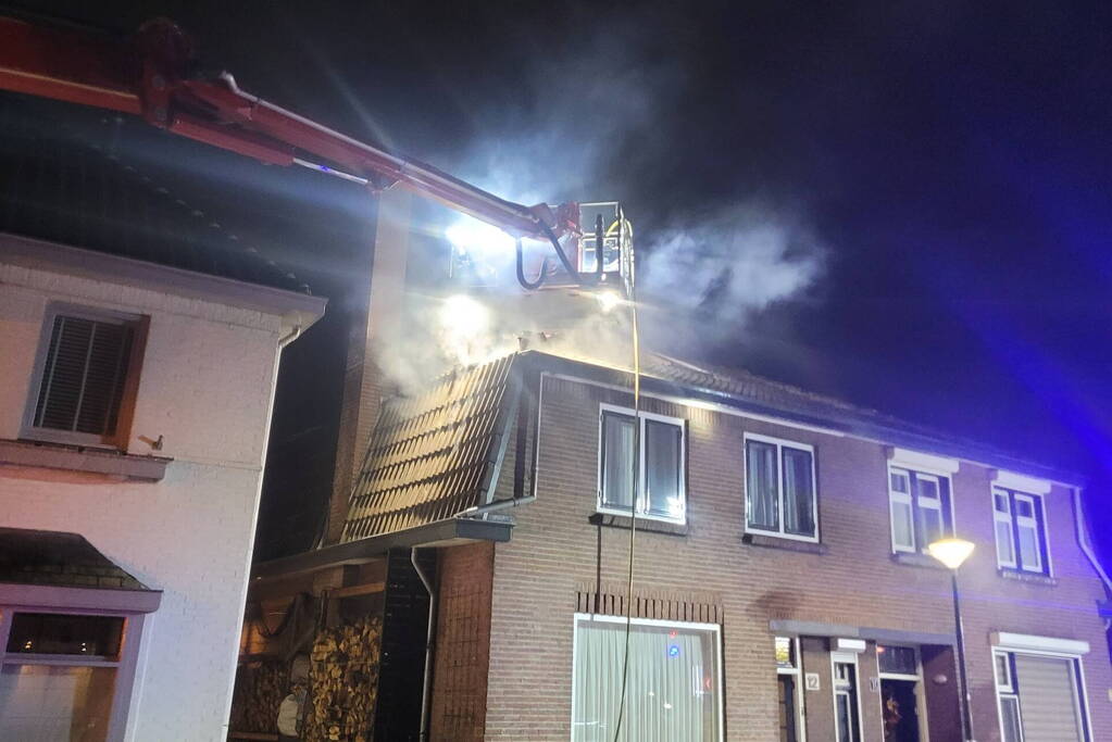 Flinke rookontwikkeling bij woningbrand, brandweer redt hond