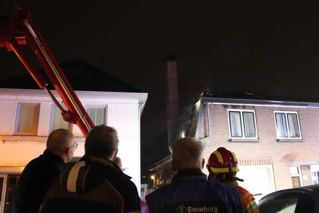 Flinke rookontwikkeling bij woningbrand, brandweer redt hond