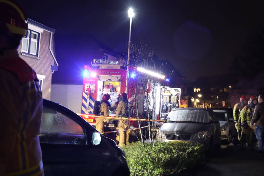 Flinke rookontwikkeling bij woningbrand, brandweer redt hond