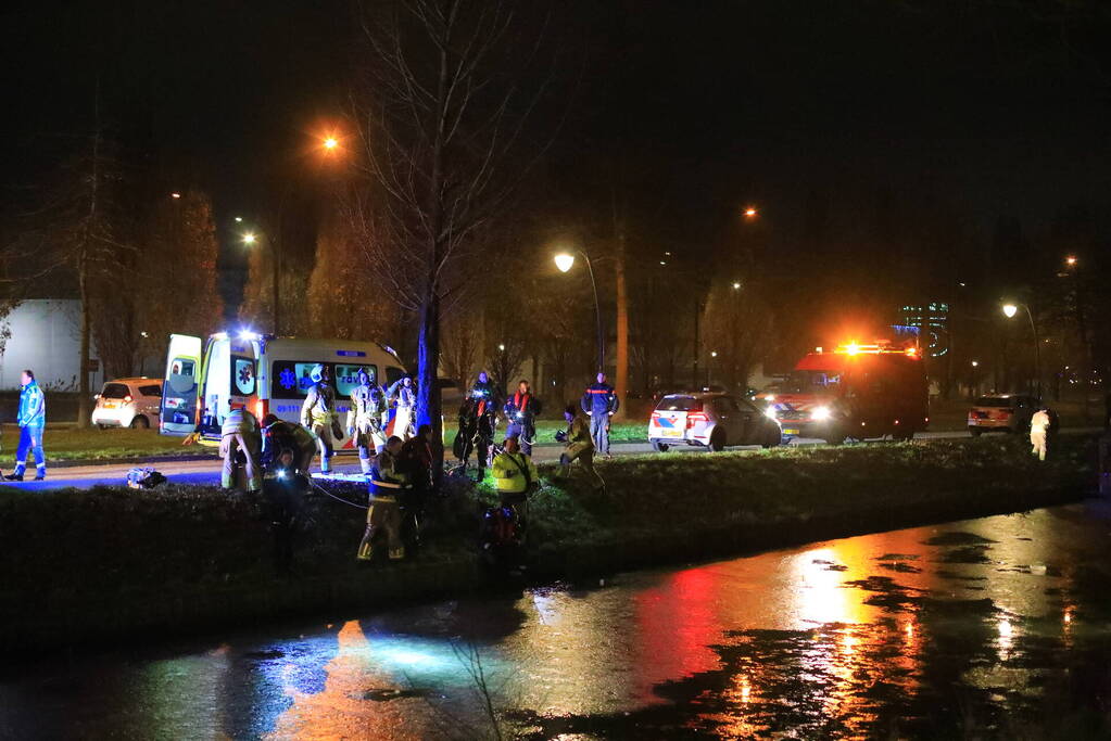 Duikers zoeken naar mogelijk persoon onder ijs