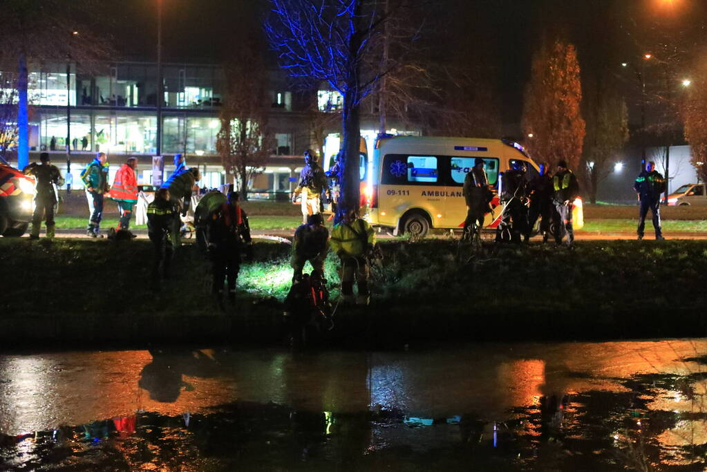 Duikers zoeken naar mogelijk persoon onder ijs