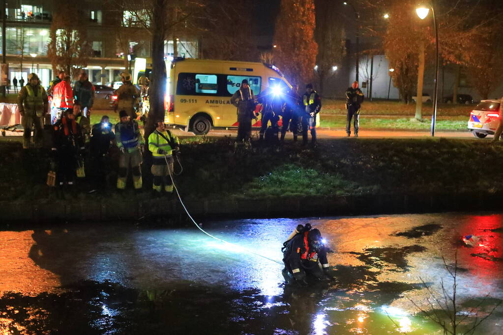 Duikers zoeken naar mogelijk persoon onder ijs