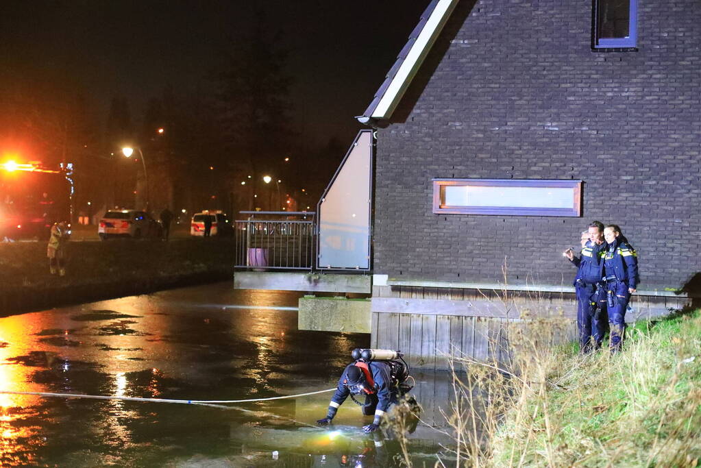 Duikers zoeken naar mogelijk persoon onder ijs