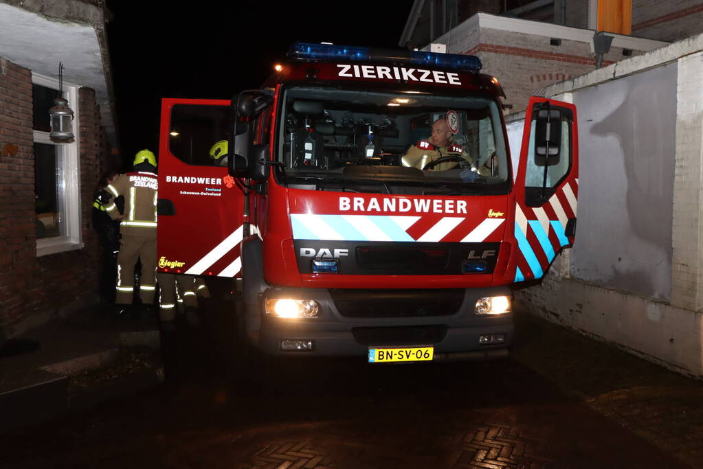 Brandgang onder water door spuitende kraan