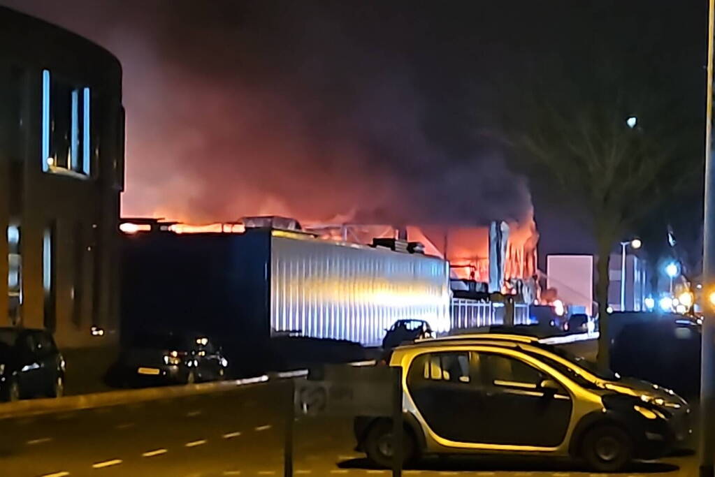 Textielbedrijf brandt voledig uit door grote brand