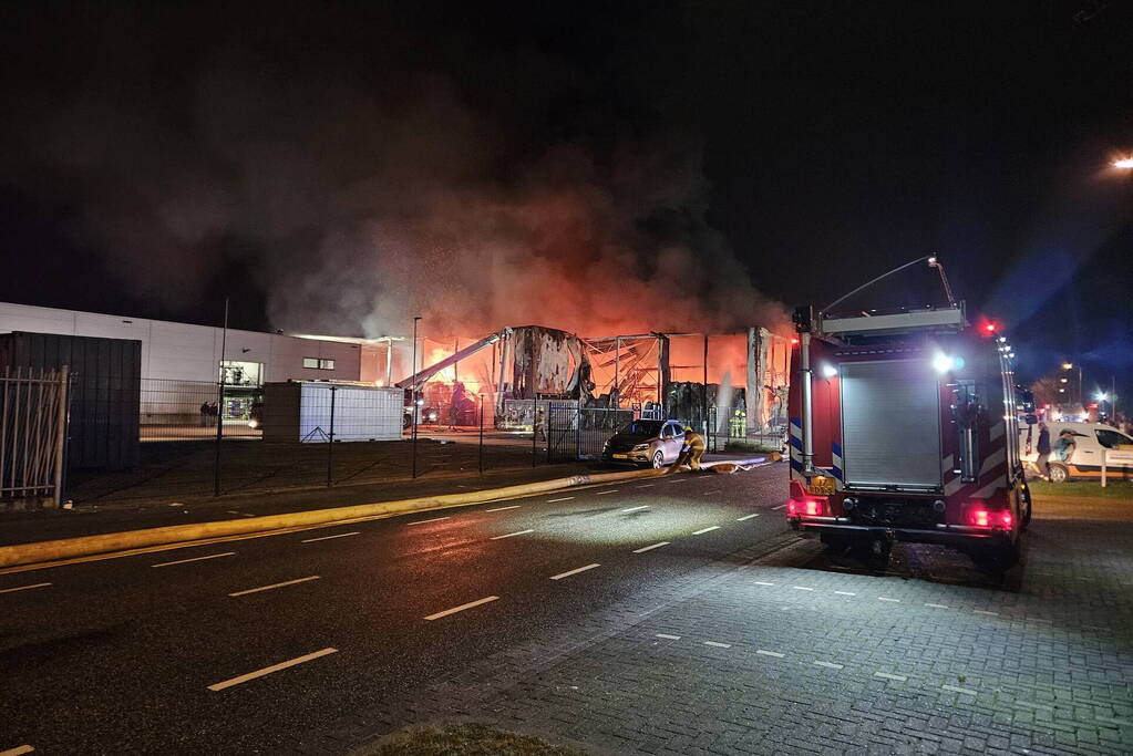 Textielbedrijf brandt voledig uit door grote brand