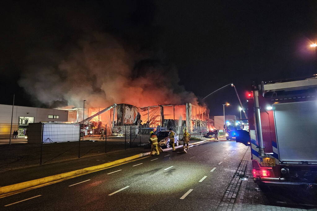 Textielbedrijf brandt voledig uit door grote brand