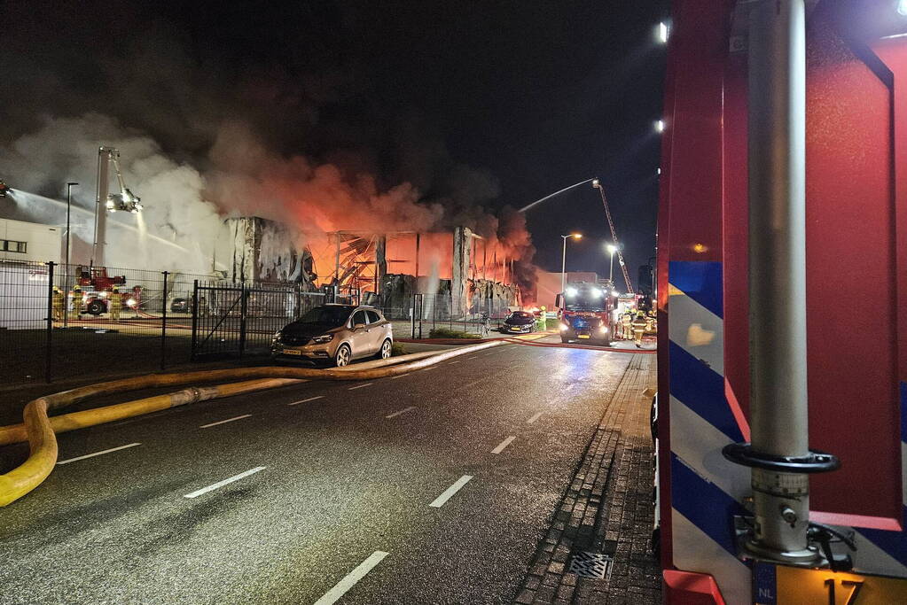 Textielbedrijf brandt voledig uit door grote brand