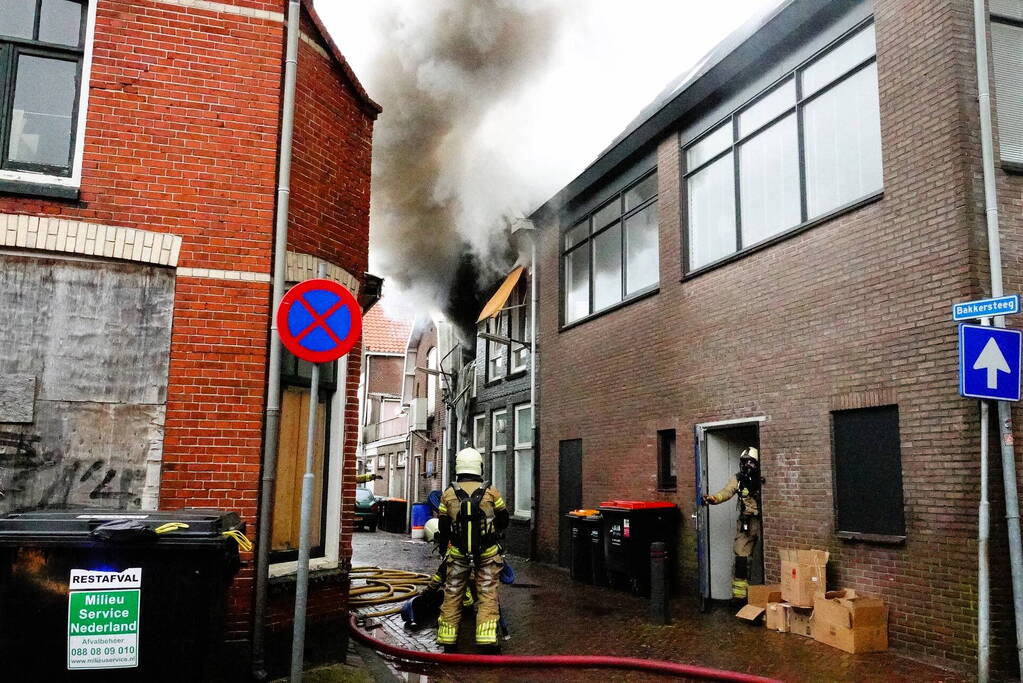 Zwarte rookwolken bij zeer grote brand in centrum