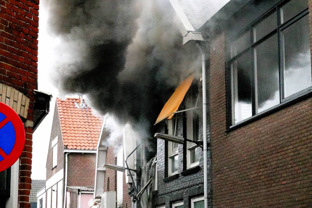 Zwarte rookwolken bij zeer grote brand in centrum