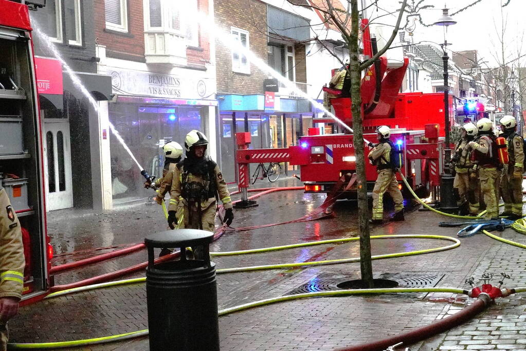 Zwarte rookwolken bij zeer grote brand in centrum