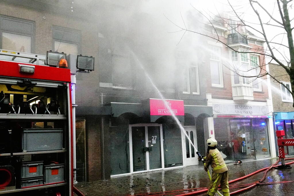 Zwarte rookwolken bij zeer grote brand in centrum