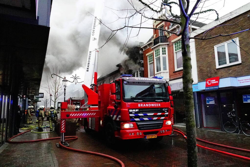 Zwarte rookwolken bij zeer grote brand in centrum