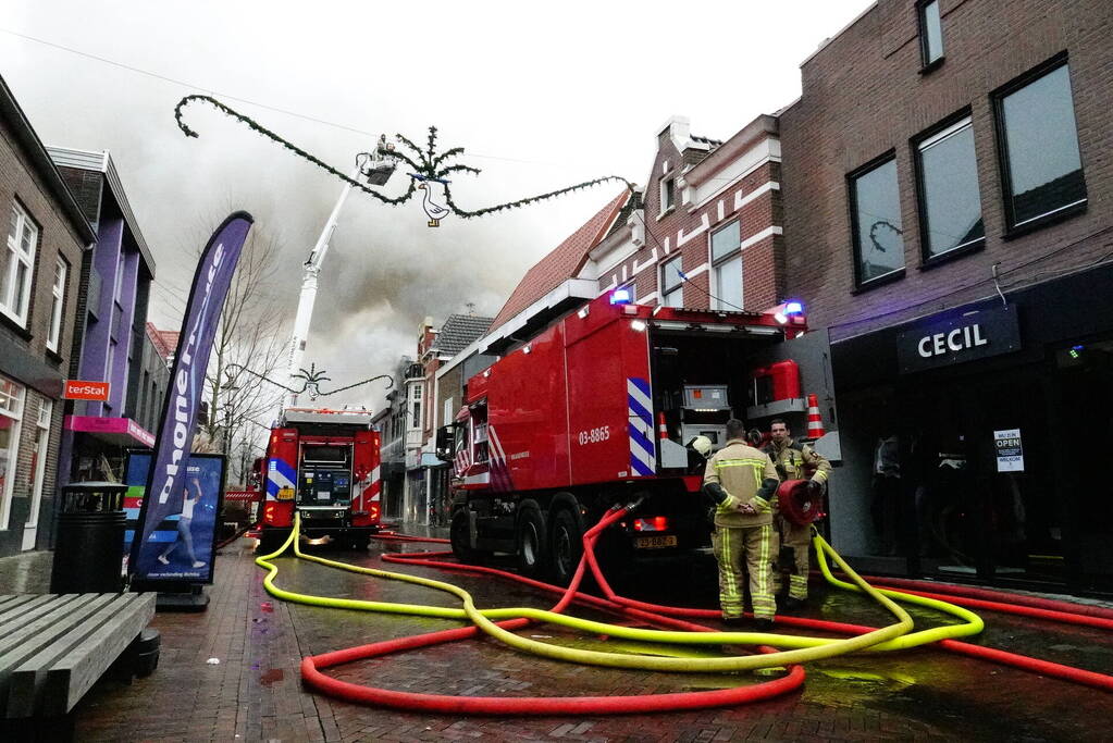 Zwarte rookwolken bij zeer grote brand in centrum