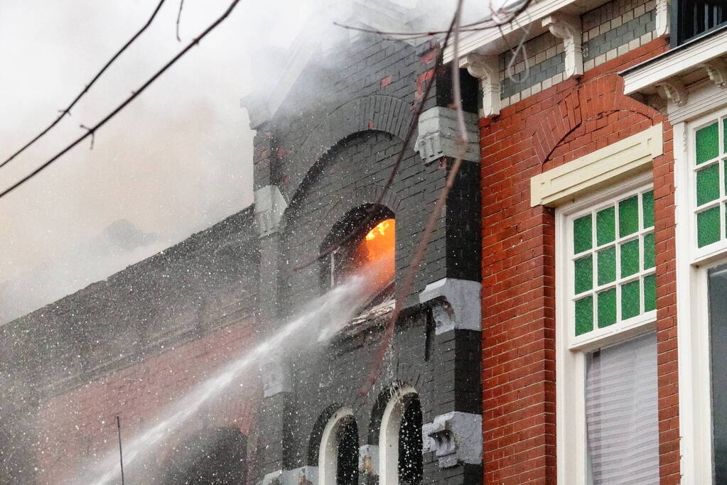 Zwarte rookwolken bij zeer grote brand in centrum