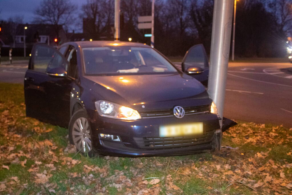 Twee gewonden bij ongeval tussen auto en paal