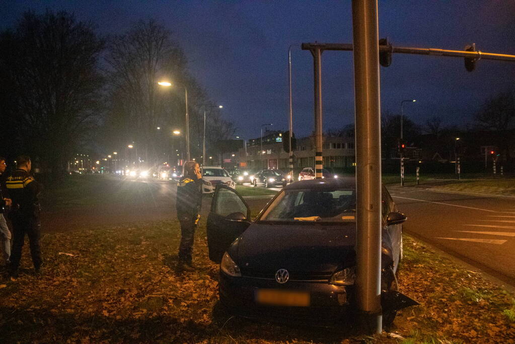 Twee gewonden bij ongeval tussen auto en paal