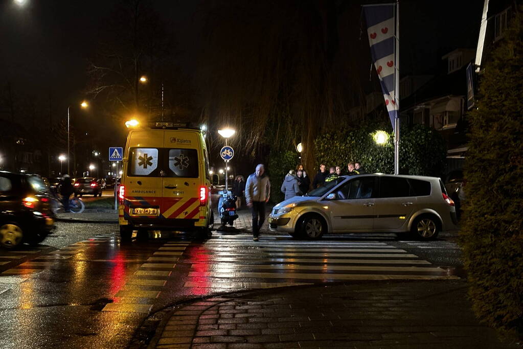 Automobilist en scooterrijder in botsing