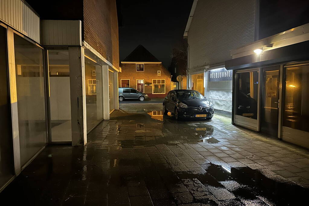 Water stroomt via muren woning uit door hevige lekkage