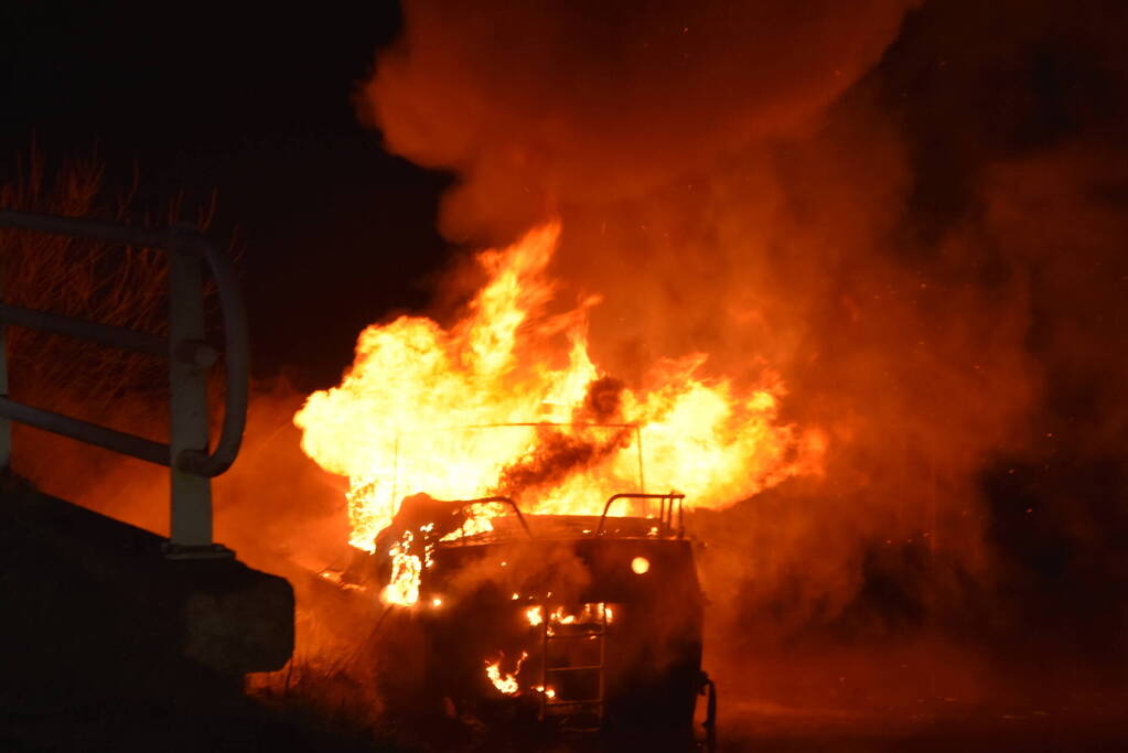 Motorboot gaat in vlammen op