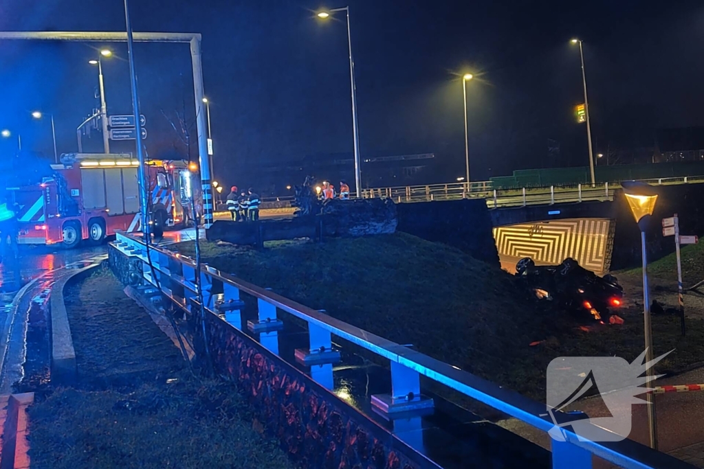 Auto belandt ondersteboven onderaan talud na achtervolging